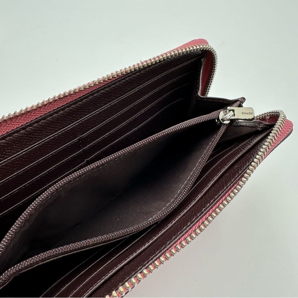 Coach Crossgrain Leather Accordion Zip Wallet
Metallic Antique Blush F21068 - Picture 13 of 15